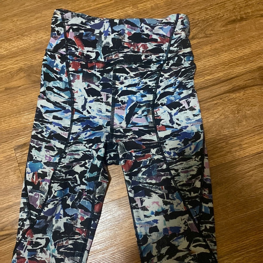 Size 2 wunder Unders Lululemonwith back zip pocket